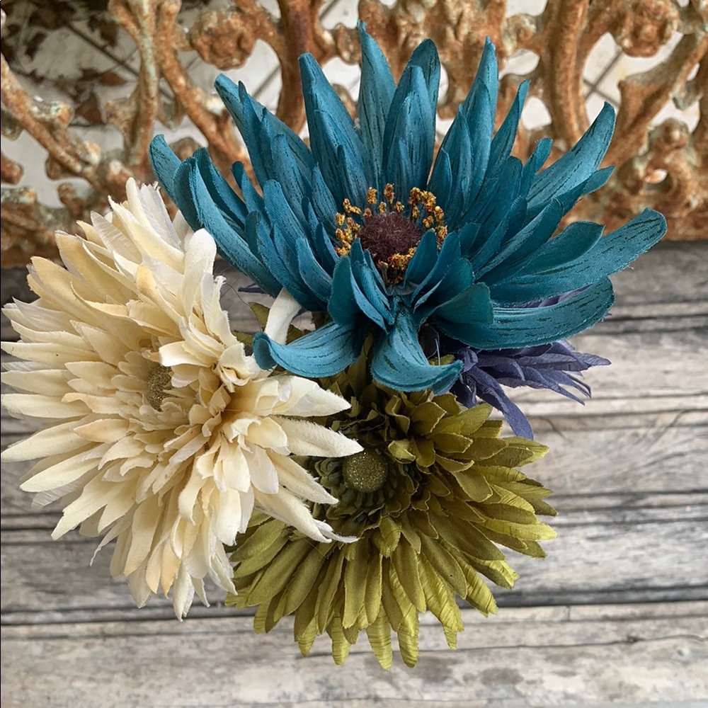 Elegant Glass Vase with Gold Wire Floral Print - Picture 9 of 12